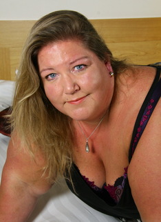 Big booty Dutch BBW playing in her bed