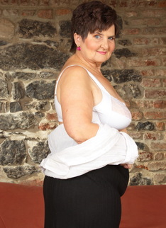 This big mature lady loves to get dirty when shes alone