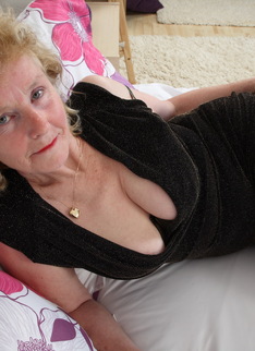 Pierced British mature lady is getting kinky