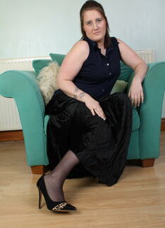 Chubby mature slut taking off all her clothes