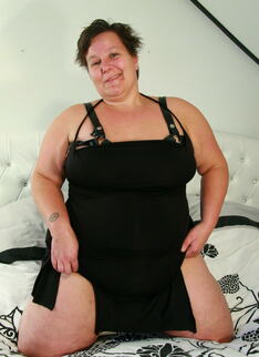 chunky mature lady showing her curves
