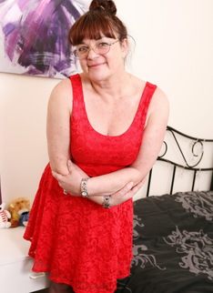 Horny British mature woman Diane loves to get wet and wild