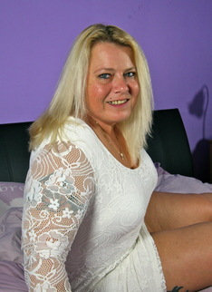 Dutch big booty mama getting ready to please