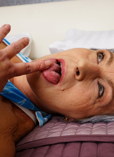 This horny mature lady loves to play alone