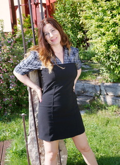 Horny housewife playing in her garden