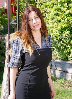 Horny housewife playing in her garden