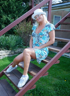 Housewife getting frisky in the garden