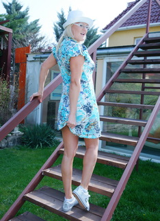 Housewife getting frisky in the garden