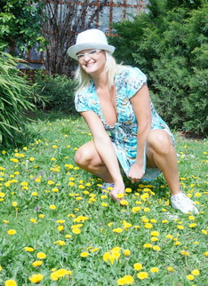 Housewife getting frisky in the garden