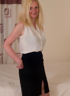 Blonde British housewife feeling frisky