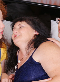 Three old and young lesbians make out and then some