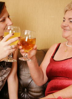 Four old and young lesbians have a sexparty