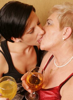 Four old and young lesbians have a sexparty