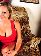 Hot American Milf Showing Off Her Goods