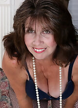 Mature Housewive Gets Very Wet
