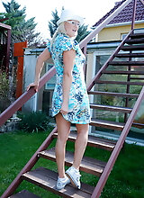 Housewife Getting Frisky In The Garden