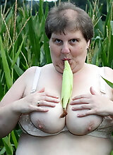 Big Mature Slut Playing In A Corn Field