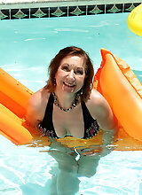 Horny Mature Lsut Playing With Her Pussy At The Pool